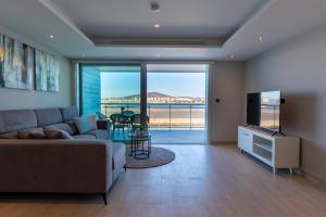 uma sala de estar com um sofá e uma televisão de ecrã plano em Marina Club Luxury-Hosted by Sweetstay em Gibraltar