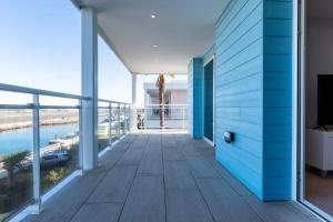 uma casa com uma varanda com vista para o oceano em Marina Club Luxury-Hosted by Sweetstay em Gibraltar