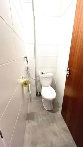 ein Badezimmer mit einem weißen WC in einer Kabine in der Unterkunft Apartment 14 im Herzen von Linz in Linz