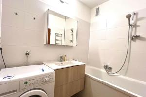 a bathroom with a sink and a washing machine at Apartment 14 im Herzen von Linz in Linz