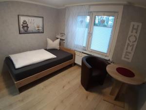niewielka sypialnia z łóżkiem i oknem w obiekcie Gästehaus Dietrich w mieście Bad Sooden-Allendorf