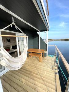 A balcony or terrace at Hausboot Bruntje mit Dachterrasse in Kragenæs auf Lolland/DK