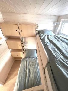 Piccola camera con letto e armadi di Hausboot Bruntje mit Dachterrasse in Kragenæs auf Lolland/DK a Torrig