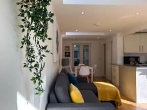 a living room with a couch and a kitchen at Stylish 1 Bedroom Flat with Parking in Oxford in Oxford