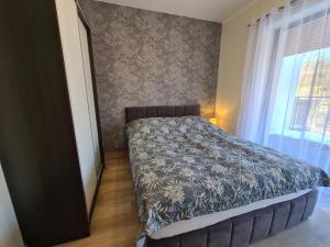 シュチルクにあるHike & Ski Szczyrkのベッドルーム(ベッド1台、窓付)
