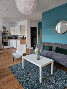 salon z kanapą i stołem w obiekcie Le cocon de la Pare- Superbe T3 plein centre w mieście Barcelonnette