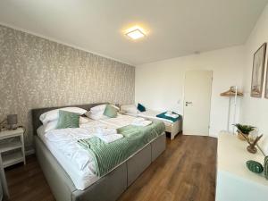1 dormitorio con 1 cama grande en una habitación en SUITE4ME - Moderne Ferienwohnung I Küche I Balkon I Mainz-Kostheim en Wiesbaden