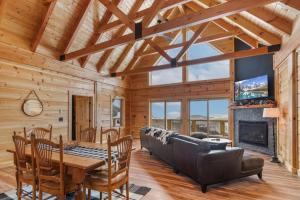 una sala da pranzo con tavolo e camino di Big Sky Cabin at Monteagle a Banner Elk