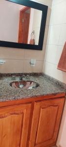 un bancone del bagno con lavandino e specchio di Cabaña en Cuadro Benegas a San Rafael Altre 8 foto
