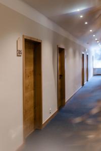 una habitación vacía con dos puertas y un pasillo en Stadthotel Freilassing, en Freilassing
