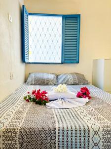 um quarto com uma cama com flores em Beach Life Porto de Galinhas em Porto de Galinhas