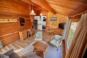 Cabaña de madera con sala de estar y cocina. en Jasper House Bungalows, en Jasper