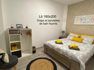 Giường trong phòng chung tại "Appartement sur digue" proche de la plage avec wifi