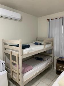 Quarto Aconchego tesisinde bir ranza yatağı veya ranza yatakları