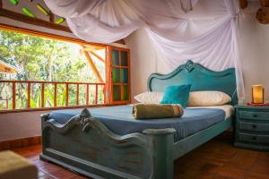 łóżko w pokoju z oknem w obiekcie Hotel Casa Blanca Barichara By MH w mieście Barichara