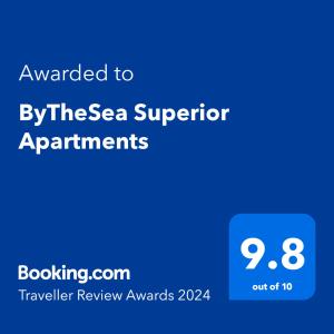 ママイアにあるByTheSea Superior Apartmentsの青いスクリーン(海のスーペリアアパートメントから授与された文字付)