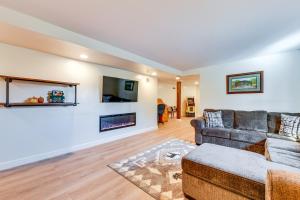 韦恩斯维尔Waynesville Studio Suite Less Than 1 Mi to Downtown!的带沙发和壁炉的客厅