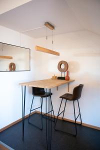 a table and two chairs in a room at WowAppartements vue sur le jet d'eau in Geneva