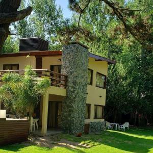 ein Haus mit einer Steinsäule im Hof in der Unterkunft Bosques del Este in Costa del Este