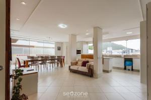 een woonkamer met een bank en een tafel bij Apto 450m da Praia dos Ingleses Floripa-SC ADI0302 in Florianópolis