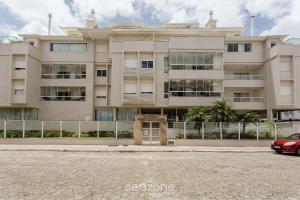 een groot gebouw met een deur ervoor bij Apto 450m da Praia dos Ingleses Floripa-SC ADI0302 in Florianópolis