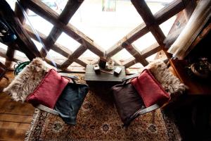 een kamer met 2 banken, een tafel en een raam bij Hay barn unique experience Visole in Slovenska Bistrica