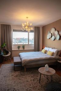 a bedroom with a large bed and a chandelier at WowAppartements vue sur le jet d'eau in Geneva
