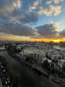 Nile view apartment في القاهرة: اطلالة على مدينة بها نهر ومباني