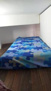 a bed sitting on the floor in a room at Lindo Ap-Centro de Guarapari(Sem Compartilhamento) in Guarapari