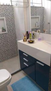 a bathroom with a sink and a toilet and a shower at Lindo Ap-Centro de Guarapari(Sem Compartilhamento) in Guarapari