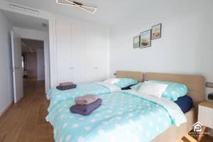 Postel nebo postele na pokoji v ubytování Modern apartment with sea and golf view
