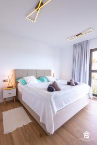 Postel nebo postele na pokoji v ubytování Modern apartment with sea and golf view
