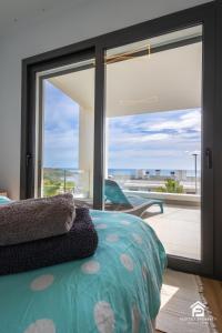 Postel nebo postele na pokoji v ubytování Modern apartment with sea and golf view