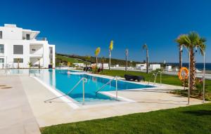 Bazén v ubytování Modern apartment with sea and golf view nebo v jeho okolí