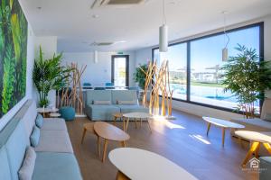 Posezení v ubytování Modern apartment with sea and golf view