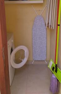 un piccolo bagno con servizi igienici in camera di Casa Noray 18 a Playa Honda