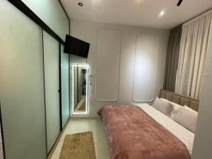 Postel nebo postele na pokoji v ubytování Blloku Tirana Studio + 7 fotografií