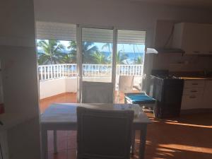 a kitchen with a table and a view of the ocean at Vista marina superior in Juan Pedro