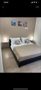 een slaapkamer met een groot bed met 2 kussens bij Appartamento stazione centrale in Palermo
