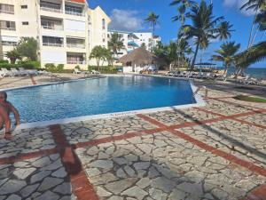 a swimming pool at a resort near the ocean at Vista marina superior in Juan Pedro