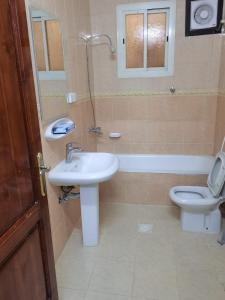 a bathroom with a sink and a toilet at العييري للشقق المخدومة المدينة 3 in Al Madinah