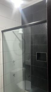 y baño con ducha y puerta de cristal. en Hotel Val-de-Cans Aeroporto, en Belém