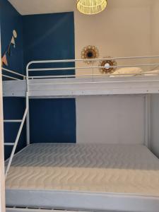 een stapelbed met een stapelbed in een kamer bij Tennis Village in Cap d'Agde