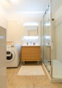 Phòng tắm tại Apartment next to Central Monaco