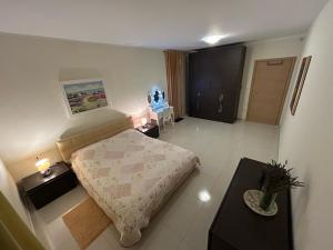 Dormitorio pequeño con cama y mesa en Delux 4 Stars Apartment Ariadne - 1 Min from Beach, en Soline