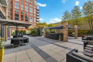 een patio met tafels en parasols bij Reston 2br w pool gym nr dining drinks WDC-830 in Reston