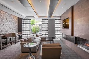 een woonkamer met een bank en een open haard bij Reston 2br w pool gym nr dining drinks WDC-830 in Reston