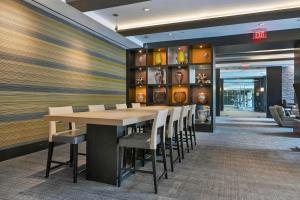 een eetkamer met een tafel en stoelen bij Reston 2br w pool gym nr dining drinks WDC-830 in Reston +38 foto's