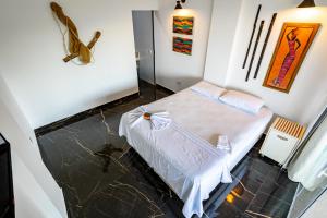 um quarto com uma cama num quarto em Casa Bambolê em Ilhabela em Ilhabela