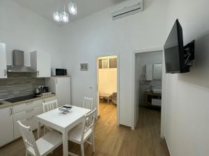 A kitchen or kitchenette at Apulia White House 59